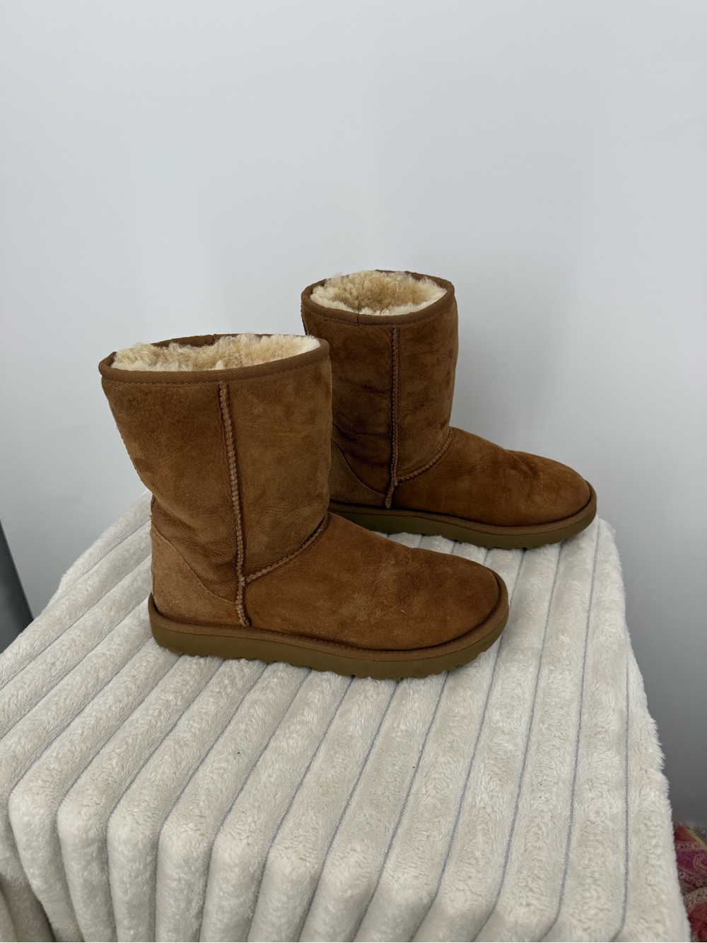 UGG Classic Short Chestnut Shearling-Lined Women’s Boots size 8